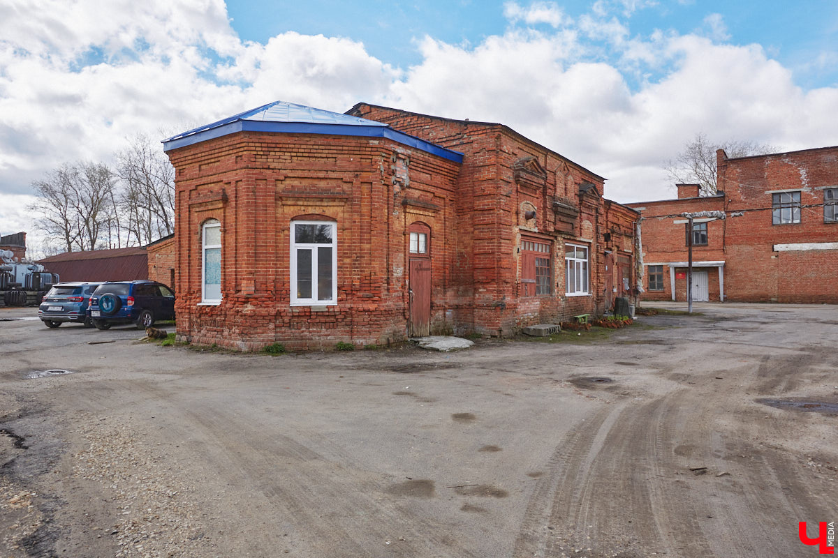 В 1905 году первая в истории города Владимира топонимическая комиссия составила список из пятидесяти пяти предполагаемых к переименованию улиц. Так, Куткин переулок становился Гоголевской улицей, Грабиловка — Набережной, Читалкин переулок — Покровской улицей, Летнеперевозинская — Рязанской, а Ременники — Немецкой. Да, именно в этом районе проживало наибольшее количество людей данной национальности. И именно здесь был их духовный центр — лютеранская кирха. Истории и быту немецкой колонии в дореволюционном Владимире и посвящена наша сегодняшняя статья.